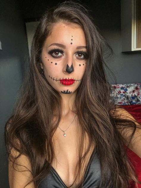 Catrina Makeup Easy, Easy Catrina Makeup, Halloween Caveira, Easy Halloween Outfit, Creepy Halloween Makeup, Halloween Coustumes, Halloween Makeup Easy, Halloween Style, Horror Movie Characters