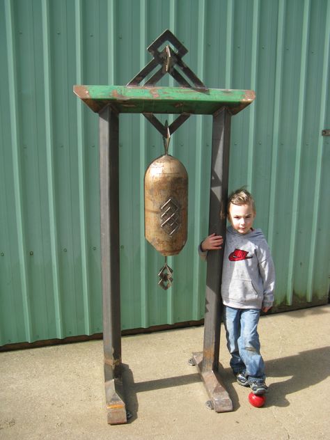 Yard art Blacksmith Sculpture, Bell Stand, Garden Bells, Temple Bell, Yard Art Crafts, Wind Chimes Homemade, Sound Sculpture, Welding Ideas, Metal Board