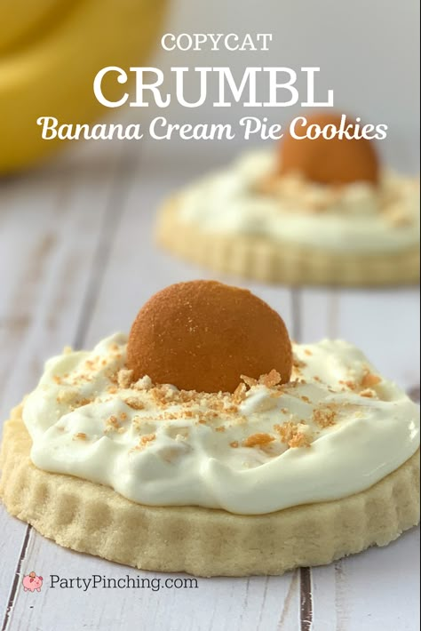 Crumbl Banana Cream Pie Cookie recipe, copycat CRUMBL cookie recipe Crumbl Cookie Copycat Banana Pudding, Crumbl Cookie Banana Cream Pie, Crumbl Cookie Copycat Banana Cream Pie, Crumbl Banana Pudding Cookies, Banana Cream Pie Cookies Crumbl, Banana Cream Pie Crumble Cookie, Banana Crumble Cookie, Crumbl Cookie Copycat Cream Cheese Frosting, Copy Crumble Cookies