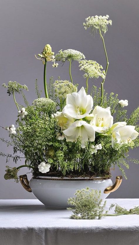 Large Flower Arrangements, Flower Arrangement Designs, Flower Vase Arrangements, Flower Arrangements Simple, Modern Flower Arrangements, Flower Arrangements Diy, Fresh Flowers Arrangements, Vase Arrangements, Beautiful Flower Arrangements