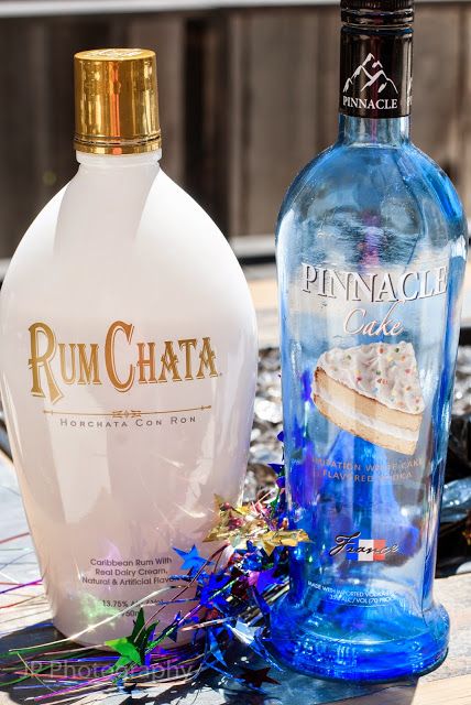 Confetti is a fun shooter that goes down smooth and has Rum Chata and cake vodka. Cake Vodka Drinks, Cake Vodka Recipes, Birthday Cake Vodka, Rumchata Drinks, Rum Chata, Cake Vodka, Christmas Drinks Alcohol Recipes, Whipped Vodka, Christmas Drinks Alcohol