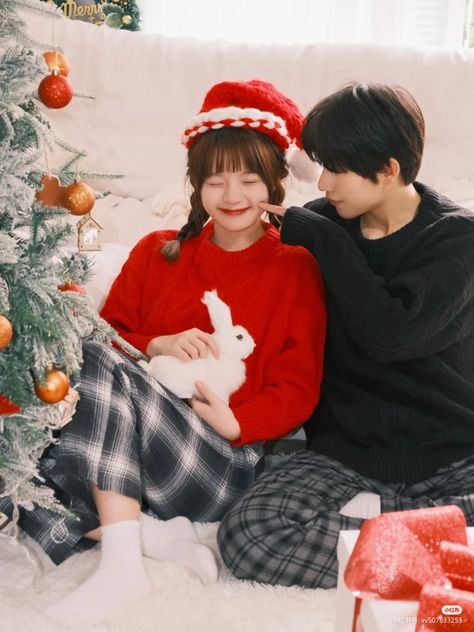 Christmas Couple Reference, Christmas Couple Poses, Couples In The Snow, Snowy Couple Pictures, Christmas Pose Reference, Christmas Couple Photoshoot, Christmas Couple Photos, Xmas Couple, Christmas Poses