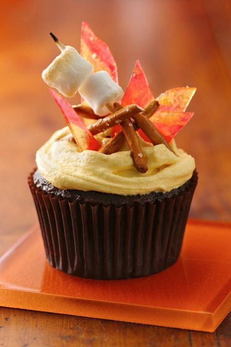 Holy moly, the recipe for these adorable campfire-inspired #cupcakes has been Pinned almost 40,000 times! If you’re missing summer camping and bonfires, these chocolaty cupcakes with marshmallow-buttercream frosting will bring back all those good memories. A bundle of pretzel sticks with mini-marshmallows and a candy “campfire” make them almost too cute to eat! Campfire Cupcakes, Foil Pack Recipes, Campfire Smores, Baking Design, Campfire S'mores, Toasting Marshmallows, Smores Cupcakes, Homemade Cupcakes, Cupcake Wars