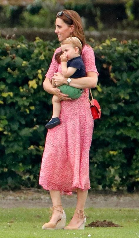 Uk Newspapers, Lk Bennett Dress, Düşes Kate, Princesse Kate Middleton, Old Prince, Kate Middleton Pictures, Bright Pink Dresses, Prince Louis, King William