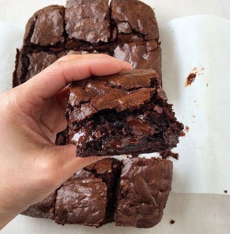 Chocolatey, fudgey, gooey and everything good. These Triple Threat Brownies are the best brownies ever. You have to try this recipe! Resep Brownies, Best Brownie Recipe, Recipes Chocolate, Best Brownies, Fudge Brownies, Triple Threat, Chocolate Brownies, Brownie Recipes, Light Recipes