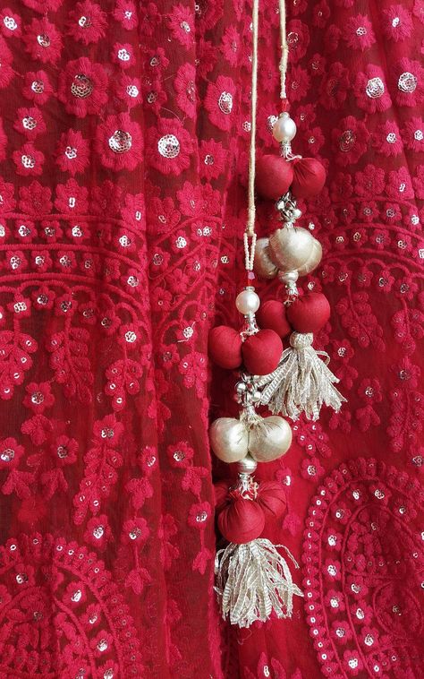 Tassels Fashion Clothing Style, Batwa Design, Hangings For Lehenga Tassels, Latkans For Lehenga Handmade, Latkan Ideas, Bridal Latkan, Tassels Ideas, Lehenga Golden, Tassels Blouse