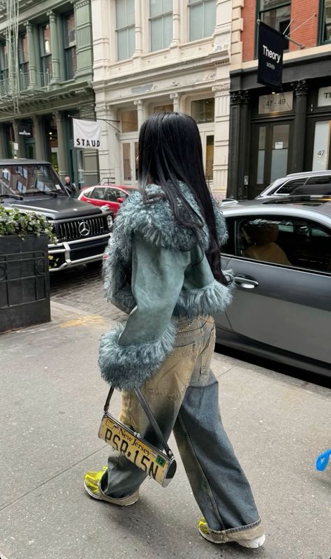 Outfit Ideas Cool Street Styles, Winter Outfit Inspo Street Style, New York Winter Outfit Street Style, Japan Outfit Aesthetic, Long Leather Jacket Outfit, Streetwear Outfit Winter, Winter Outfits New York, Outfits For New York, Cold Outfit Ideas