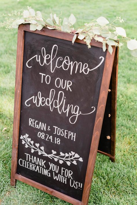 Welcome blackboard. wedding. simple. Wedding Blackboard Sign, Wedding Chalk Board, Wedding Blackboard, Chalkboard Art Wedding, Blackboard Wedding, Simple Wedding Reception, Wedding Chalk, Wedding Theme Color Schemes, Wedding Chalkboard Signs