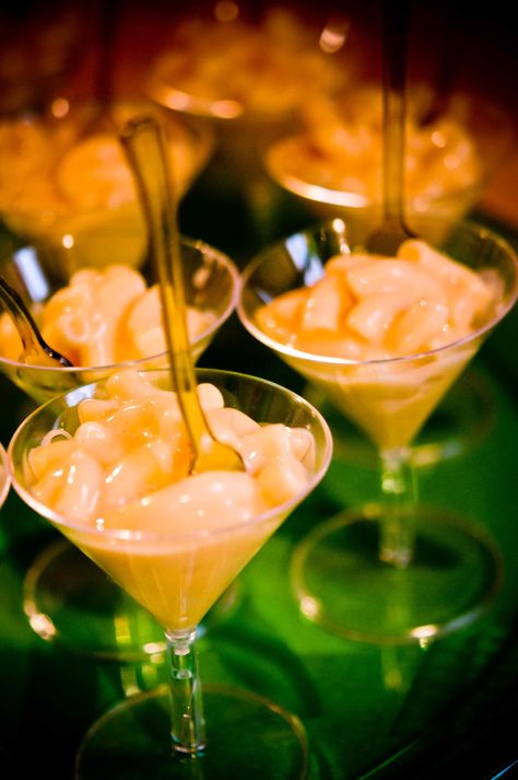 Mac and chees in mini martini glasses... haha if i marry evan ever this will def be part of the reception haha Mac And Cheese In Martini Glasses, Wedding Mac N Cheese, Food In Martini Glasses, Tini Party, Beanie Weenies, Best Mocktails, Martini Party, Bday Celebration, Cheese Bar