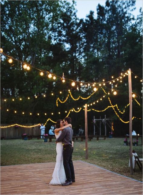 Wedding Reception On A Budget, Backyard Wedding Decorations, Backyard Wedding Lighting, Food Simple, Wedding Backyard Reception, Backyard Reception, Rustic Backyard, Dance Floor Wedding, Table Food