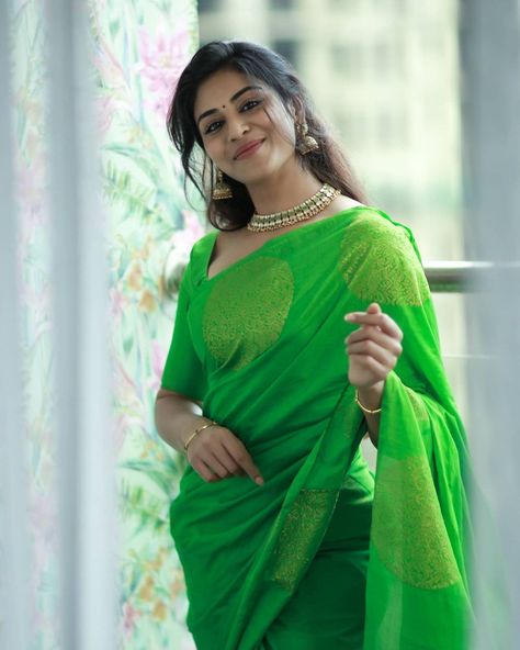 Indhuja Ravichandran, Beautiful Casual Dresses, Saree Photoshoot, Indian Bridal Dress, Indian Woman, Beautiful Dresses Short, Beautiful Smile Women, Beautiful Saree, Indian Beauty Saree