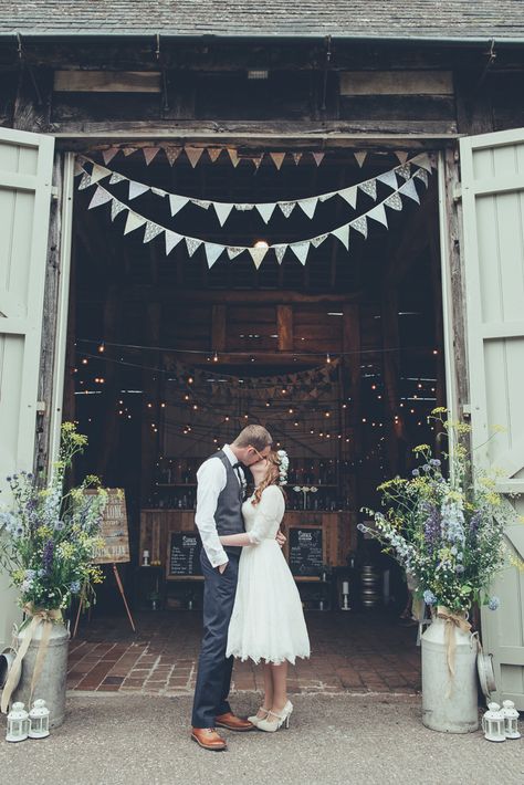 Farm Wedding Backdrop, Rustic Casual Wedding, Barn Weddings Ideas, Backyard Barn Wedding, Diy Barn Wedding Decorations, Country Wedding Uk, Wedding Barn Decor, Wedding Barn Decorations, Pole Barn Wedding