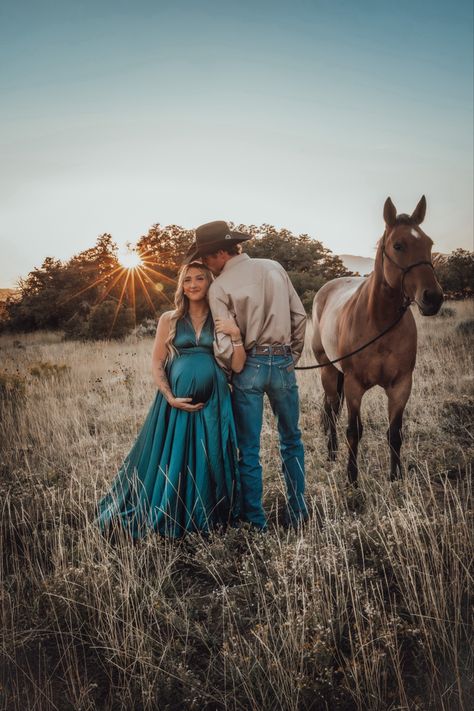 Ranch Maternity Photoshoot, Western Couple Maternity Photoshoot, Western Maternity Family Photos, Maternity Photography Farm Ideas, Equestrian Maternity Photos, Horses Maternity Shoot, Country Maternity Photos Family, Cowboy Themed Maternity Shoot, Longhorn Photoshoot