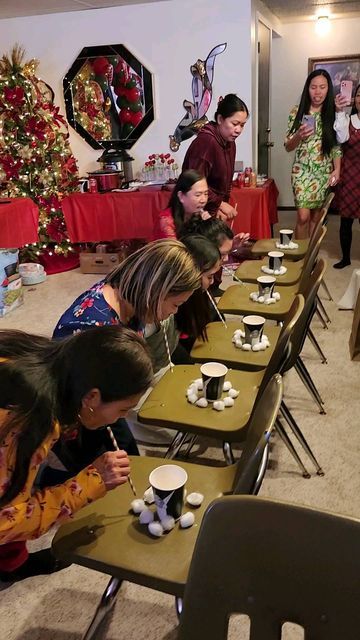 Jentsie Maynard 🇺🇸❤🇵🇭 on Instagram: "This Christmas games are lit. 🤣 #christmasparty #christmas #christmasgames🎄🔝😍👏🎁🎉🎲🃏" Family Christmas Party Games, Xmas Party Games, Christmas Eve Games, Fun Family Christmas Games, Christmas Party Games For Kids, Funny Christmas Games, Christmas Party Activities, Diy Christmas Party, Xmas Games