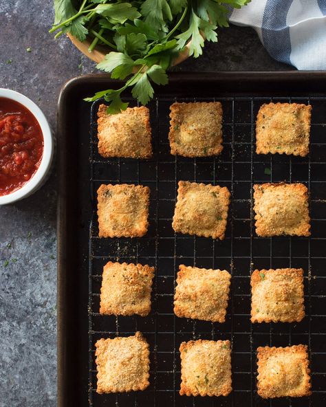 Crispy Ravioli, Ravioli Appetizer, Fried Ravioli Recipe, Cook For Him, Fried Ravioli, Grilled Chicken Marinade, Ravioli Bake, Toasted Ravioli, Superbowl Appetizers