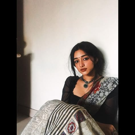 Dark Blue Saree Contrast Blouse, Simple Saree Poses At Home, Dark Saree Aesthetic, Black Saree Asthetics, Vintage Saree Photoshoot At Home, Cotton Saree Asthetic, Self Portrait In Saree At Home, Aesthetic Sari Poses, Easy Photography Ideas