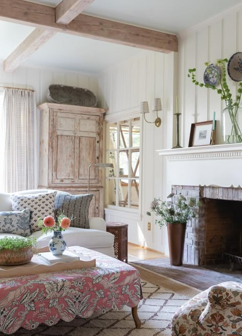 10 Living Rooms That Look Straight Out of a Nancy Meyers Movie Nancy Meyers Movies, Kate Marker Interiors, Country Home Magazine, Nancy Meyers, Cottage Interiors, Country Living Room, Interior Stylist, Inspired Living, Cozy Cottage