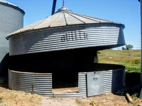 Finish removing any sheets attached to the top ring. Rustic Outdoor Structures, Grain Bin House, Silo House, Grain Silo, Picture Tutorial, Diy Chicken, Backyard Gazebo, Backyard Pavilion, Backyard Bar