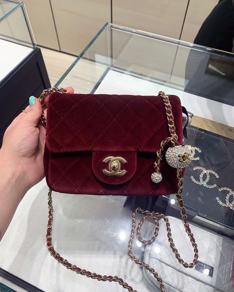 Chanel Velvet Bag, Chanel Handbags Red, Gucci Mini Bag, Trendy Purses, My Style Bags, Aesthetic Luxury, Womens Designer Bags, Girly Bags, Chanel Purse