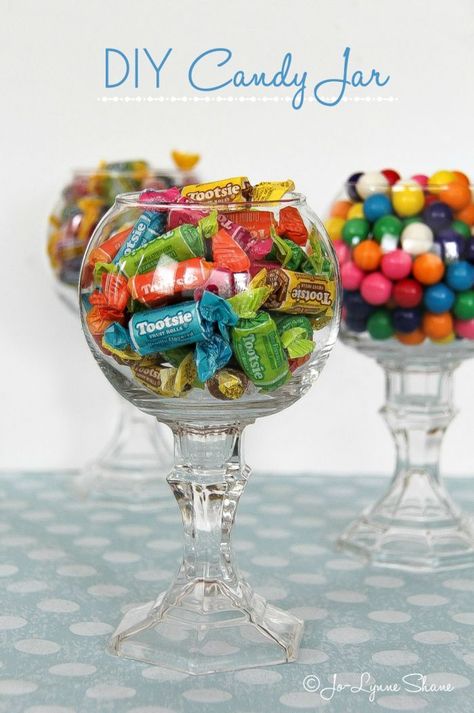 These adorable DIY Candy Jars are easy and inexpensive to make. They're the perfect addition to your next party or dessert table. Christmas Caramels, Diy Candy Table, Candy Jar Decor, Candy Dish Diy, Candy Jars Diy, Diy Dessert Table, Diy Jars, Diy Candy Bar, Centerpiece Inspiration