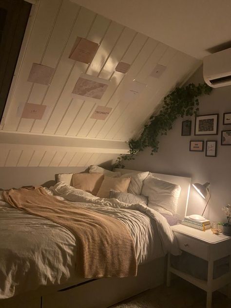 Aesthetic Bedroom Slanted Ceiling, Attic Bedroom Ideas Angled Ceilings Cozy, Room Decor Bedroom Slanted Ceiling, Bedroom Inspo Attic, Half Slanted Ceiling Bedroom, Bedroom Ideas For Slanted Ceilings, Room Ideas For Slanted Ceilings, Room Decor Slanted Ceiling, Slanted Ceiling Bedroom Layout