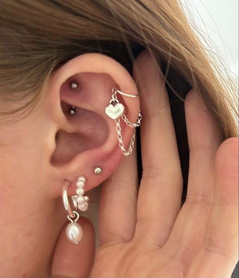 Rook piercing. Helix layered chain earring Helix Connected Earring, Double Helix Aesthetic, Helix To Lobe Chain Earring, Double Helix Piercings Aesthetic, Double Helix Jewelry, Helix Earrings Aesthetic, Helix Aesthetic, Helix Piercing Aesthetic, Cute Helix Piercing