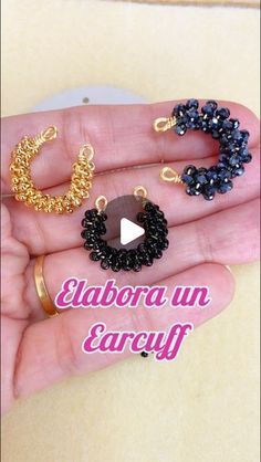 LA LUCIANA ACCESORIOS on Instagram: "Te enseño a hacer unos Earcuff con mostacillas, también puedes hacerlos con muranos, delicas miyuki o con mostacillas!!  Si te gusta este mini tutorial déjame un me gusta, comenta y comparte!  #lalucianacol#miyuki#earcuff#mostacillas#mostacillaschecas#accesoriosenmostacillas#accesoriosdemoda#bisuteriahandmade#bisuteriacolombia#bisuteriacolombiana" Ear Cuff Tutorial Wire, Ear Cuff Tutorial, Ear Cuff Diy, Mini Tutorial, Diy Jewelry Earrings, Earring Display, Miyuki Beads, Diy Earrings, Pita