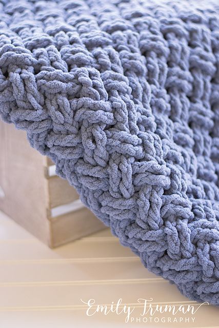 So soft and squishy! Zig Zag Crochet, Bernat Baby Blanket Yarn, Bernat Yarn, Repeat Crafter Me, Bernat Blanket, Crocheted Blanket, Knitted Baby Blanket, Bernat Blanket Yarn, Haken Baby