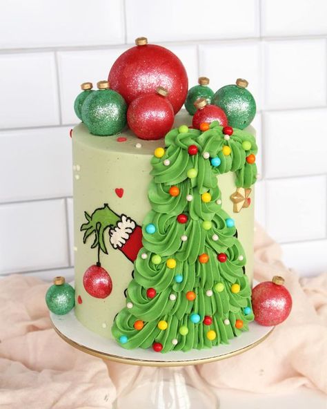 Birdies Cupcakes The Grinch Cake Ideas, The Grinch Cake Birthday, Grinch Birthday Cake, Christmas Desserts Cakes, Grinch Birthday, Christmas Birthday Cake, Grinch Cake, Mini Christmas Cakes, Christmas Cookie Cake