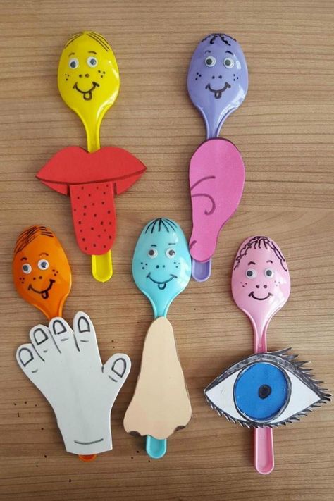 Plastic Spoon Crafts, Spoon Craft, Spoon Art, Capes For Kids, Learning Shapes, 5 Senses, Five Senses, Plastic Spoons, Kids Corner