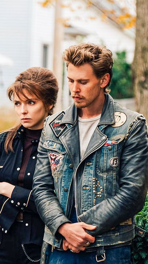 Austin Butler and Jodie Comer in The Bikeriders (2023) Mens Biker Style, The Bikeriders, Biker Wear, Bike Riders, Movies For Boys, Biker Photoshoot, Biker Aesthetic, Outlaw Country, Biker Boys