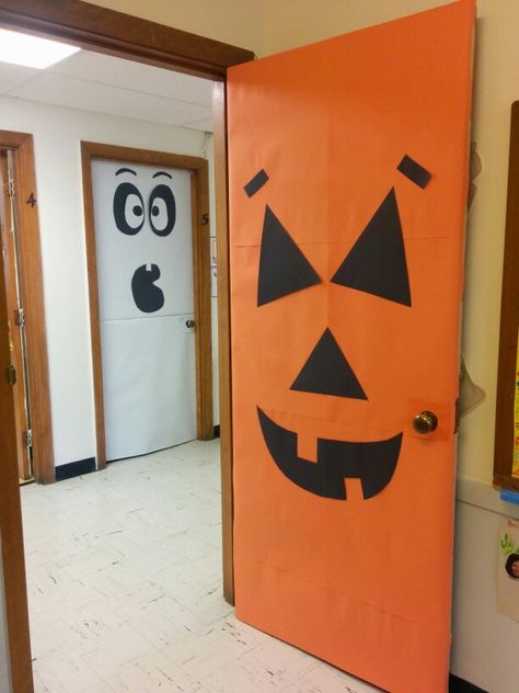 Classroom Doors Classroom Doors, Preschool Arts And Crafts, Halloween Door Decorations, Door Decorations Classroom, Halloween 2015, Bullet Journal School, Diy Resin Art, Halloween Door, Preschool Art