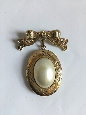 Find many great new & used options and get the best deals for 1928 Bow Faux Pearl Locket Brooch Cabochon Gold Tone at the best online prices at eBay! Free shipping for many products! Victorian Pearl Jewelry, Vintage Brooch Aesthetic, Victorian Trinkets, Brooch Aesthetic, 1800s Jewelry, Vintage Bridal Accessories, Locket Ideas, Pearl Locket, Coquette Jewelry