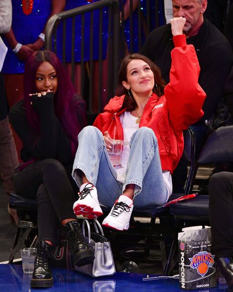 Bella Hadid's Facial Expressions at a Knicks Game Are a Must See (So Are Her 3 Outfit Changes) Ball Game Outfit, Basketball Game Outfit Women, Knicks Game, Basketball Game Outfit, Brunette Bob, Nba Outfit, Game Outfit, Basketball Clothes, Basketball Game