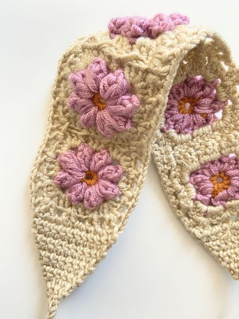 Daisy Headband Crochet, Flower Crochet Headband, Easy Crochet Hair Accessories, Crochet Gift For Sister, Crochet Headband Flower, Crochet Headband Granny Square, Crochet For Friends Gift Ideas, Flower Headband Crochet, Crochet Gifts For Girlfriend