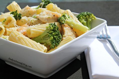 Restaurant Style Chicken Broccoli Ziti  -- Served in a white wine cream sauce just like in a restaurant, but without the restaurant prices!   #chicken #pasta #broccoli #recipe #copycatrecipe Chicken Broccoli Ziti, Chicken Ziti, White Wine Cream Sauce, Ziti Recipes, Baked Spaghetti, Skillet Chicken, Broccoli Recipes, Chicken Broccoli, Chicken Dishes