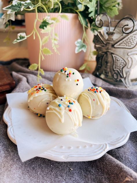 Banana Cake Pops, Protein Cake Pops, Starbucks Cake Pops, Starbucks Cake, Vanilla Plant, Protein Cake, Banana Protein, Protein Snack, Cake Pop Recipe