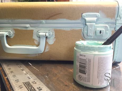 How To Paint A Vintage Suitcase, Vintage Luggage Upcycle, Turn A Suitcase Into A Sewing Case, Upcycle Vintage Suitcase, Painted Vintage Suitcase Ideas, Painted Vintage Suitcases, Upcycle Suitcase Ideas, Decoupage Suitcase Diy, Vintage Suitcases Repurpose