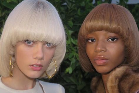 Pageboy Haircut Women, Goddess Core, 70s Hair Styles, Pageboy Hairstyle, Mushroom Haircut, Big Hair Rollers, Pageboy Haircut, Fendi Couture, Mushroom Hair