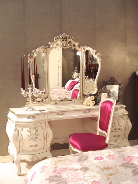 Bedroom Vanities, Vanity Tables, Victorian Life, Victorian Bedroom, Royal Furniture, Glamour Vintage, Cnc Woodworking, Vanity Room, Dream Room Inspiration