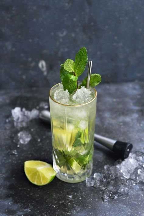 Het lekkerste recept voor "Virgin Mojito" vind je bij njam! Ontdek nu meer dan duizenden smakelijke njam!-recepten voor alledaags kookplezier! Hot Dog Party, Rainbow Cocktail, Mojito Recept, Mocktail Drinks, Mojito Mocktail, Best Tapas, Virgin Mojito, Mexican Drinks, Dry Martini