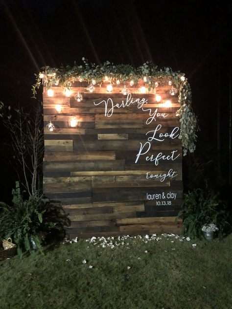 Wedding Wood Wall, Wedding Picture Backgrounds Photo Backdrops, Outdoor Wedding Photo Booth Backdrop Ideas, Wedding Backdrop Wood Wall, Wedding Background For Pictures, Wood Wall For Wedding, Wooden Pallet Photo Backdrop, Wooden Photo Backdrop Wedding, Wooden Wall Wedding Backdrop