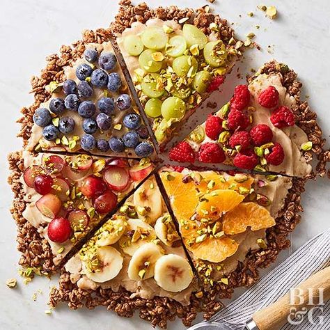 Dessert Pizza with Banana Ice Cream Dessert Pizza Recipe Easy, Healthy Dessert Pizza, Easy Dessert Pizza, Pizza Sweet, Dessert Pizza Recipes, Low Sugar Desserts, Fruit Pizza Recipe, Pie Pops, Healthy Summer Desserts