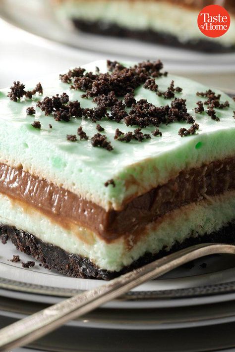 Creme de Menthe Squares Mint Sweets, Cake Tiramisu, Icebox Desserts, Icebox Cake Recipes, Cream Cookies, Square Recipes, Dessert Simple, Vintage Dessert, Icebox Cake