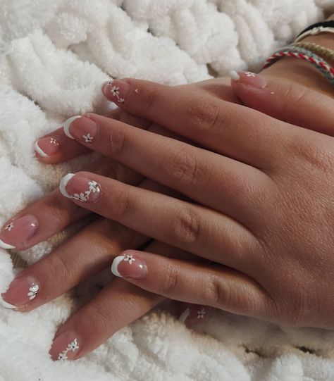 White Nails With Flowers, Nails With White Flowers, White Flower Nails, Classy Gel Nails, Nails With Flowers, Accent Nail Art, Bday Nails, Almond Flower, Glamour Nails