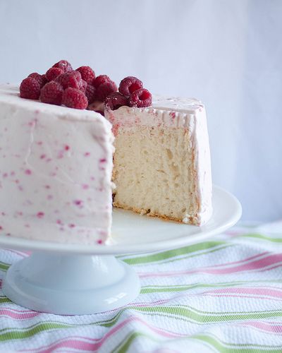 Treats: Raspberries & Cream Angel Food Cake Birthday Dessert Ideas Not Cake, Angel Food Cake Desserts, Pies Recipes, Pretty Desserts, Baking Journal, Easter Dishes, Dump Cakes, Trifle Desserts, Raspberry Recipes