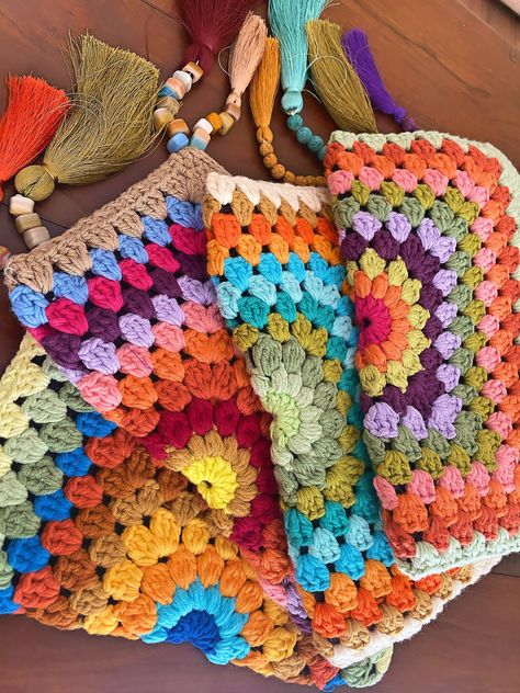 Crochet Granny Square - Crochet Motif - Crochet Patterns - Crochet Projects - Crochet Craft Crochet Bag Two Color, Granny Square Wallet, Gen Stone, Granny Square Clutch, Crochet Zipper Pouch, Crochet Zipper, Granny Square Häkelanleitung, Crochet Granny Square Tutorial, Crochet Clutch Bags