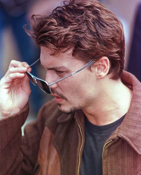 Johnny Depp Short Hair, Johnny Depp Haircut, Vanessa Paradis Johnny Depp, Mens Haircuts Short Hair, Kaptan Jack Sparrow, Johnny Depp Pictures, Scissor Cut, Fear And Loathing, Complete Sentences