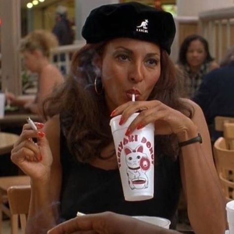 Kangol Hats Women Outfit, Pam Grier Jackie Brown, Pam Grier, Quentin Tarantino Movies, Tarantino Films, Kangol Hats, Jackie Brown, Fran Fine, Good Movies On Netflix