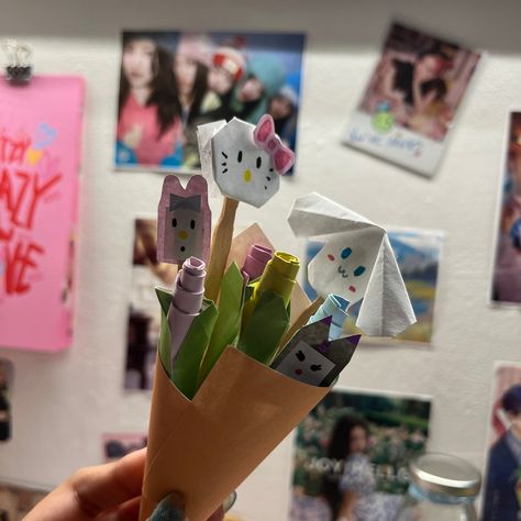 Sanrio Paper Bouquet, Things For My Boyfriend, Sanrio Crafts, Sanrio Paper, Hello Kitty Icons, Gifts For Gf, Paper Bouquet, Pinterest Diy Crafts, Flower Bucket